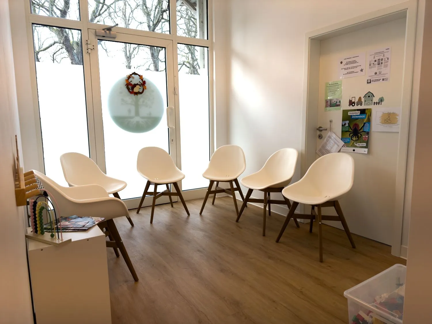 Wartezimmer der Kinderarztpraxis Kavelstorf